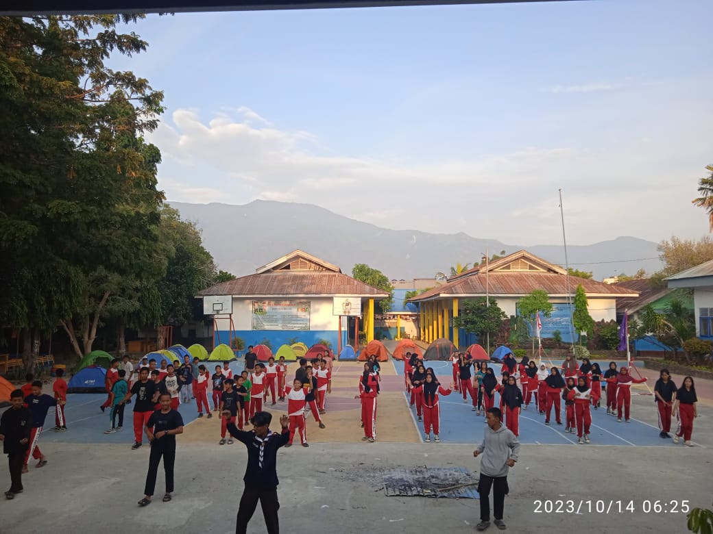 PRAMUKA SMPN 15 PALU MENGADAKAN KEMPING BARENG KELAS 7
